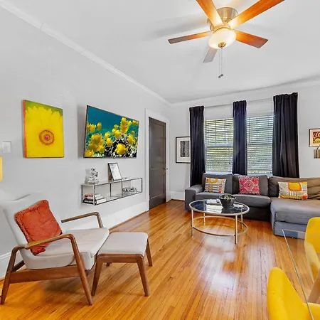 Bright And Restful 2Br Near Uptown With Balcony Villa